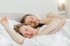 Ein Eule kann in der Beziehung für körperliche Nähe sorgen, wenn sie zunächst früh mit der Lerche zusammen ins Bett geht, aber später für eine Weile wieder aufsteht.
