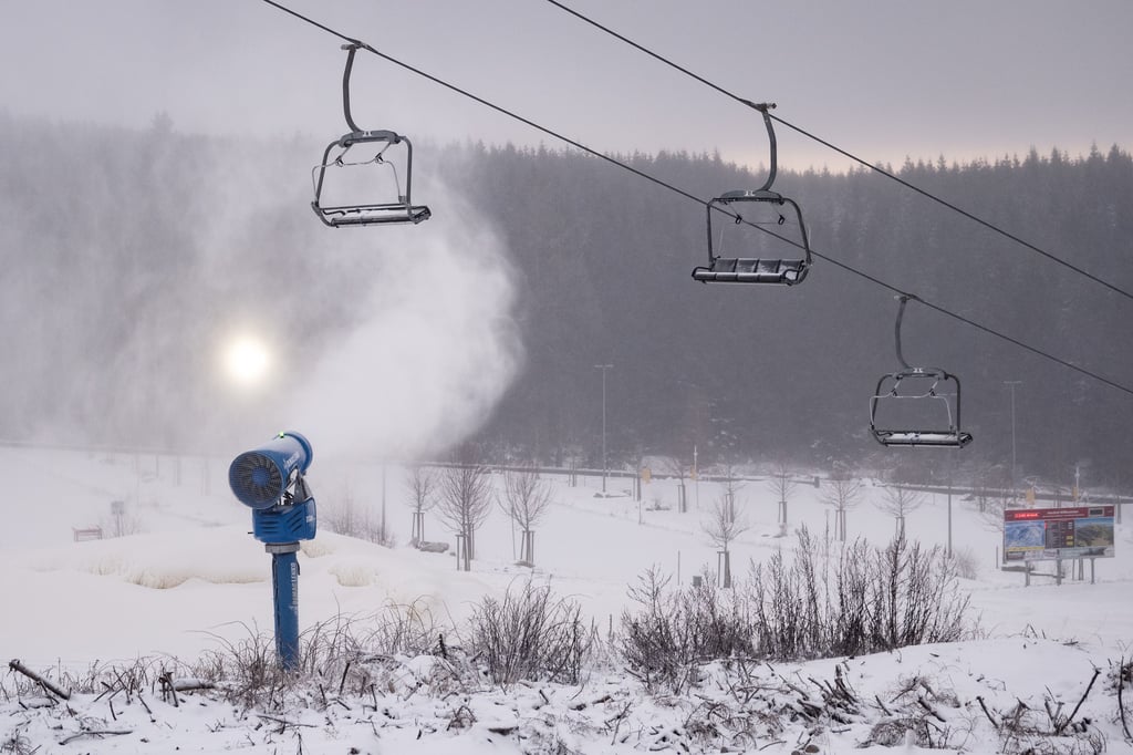 Der DWD warnt am Mittwoch in Sachsen-Anhalt vor orkanartigen Sturmboen - und das nicht nur im Harz. Eine Schneekanone ist neben dem Hexenritt-Sessellift am Wurmberg im Harz im Einsatz..