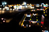 Baufahrzeuge stehen am späten Abend auf einer Autobahn.