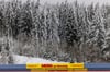 Schnee liegt auf den Bäumen an der Biathlon-Arena.