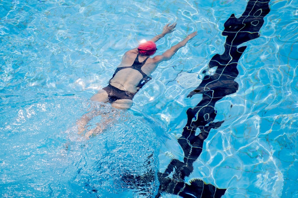 Schwimmen tut dem Nacken gut - allerdings nur dann, wenn man den Kopf nicht die ganze Zeit über Wasser hält.