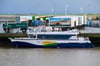 Der neue „WattnExpress“ liegt im Hafen. Das Fährschiff ermöglicht den weitgehend tideunabhängigen Transport zwischen der Insel Spiekeroog und dem Hafen von Neuharlingersiel.