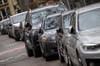 Ein SUV parkt in einer Reihe mit anderen Autos. Der Deutsche Städtetag hat den Trend zu großen Autos kritisiert und höhere Parkgebühren für SUVs und andere große Wagen ins Spiel gebracht.