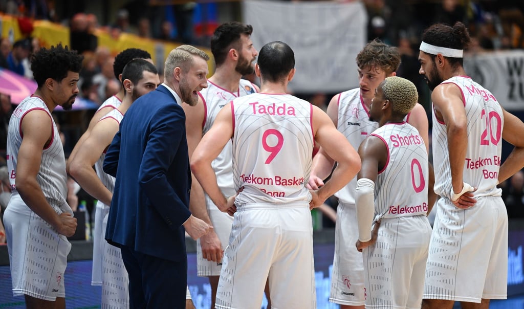 Bonns Trainer Tuomas Iisalo (3.v.l.) gibt seinem Team taktische Hinweise.