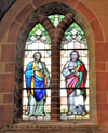 Links der Evangelist Matthäus, rechts der Evangelist Markus im Kirchenfenster ganz links (vom Innenraum aus gesehen).    