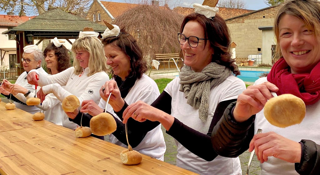 Auf so eine Idee kommen nur beste Freundinnen: Zum Abschied von der Bäckerei Scharnagel wurde der „Brötchentanz“ aufgeführt.