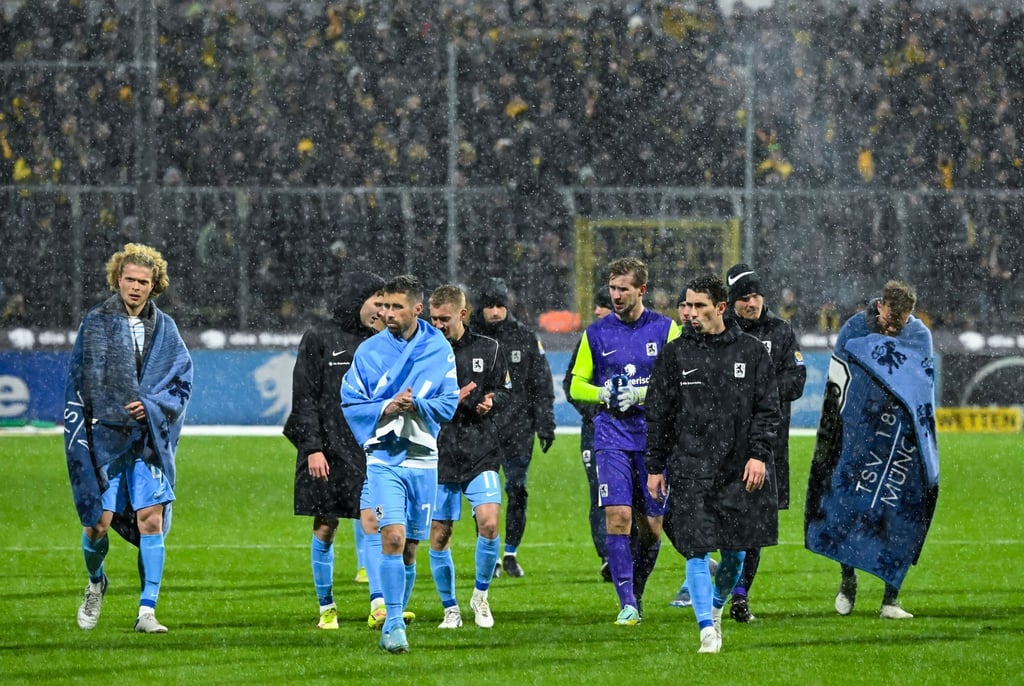 Die Spieler von München gehen nach dem Spiel über den Platz.