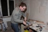 Marco Wichert arbeitet in seinem „Zander Holzstudio“ am liebsten mit den alten Feilen seines Großvaters. In der alten Werkstatt, in der schon sein Urgroßvater gearbeitet hat, stellt er Servier- und Schneidebretter in traditioneller Handarbeit her.