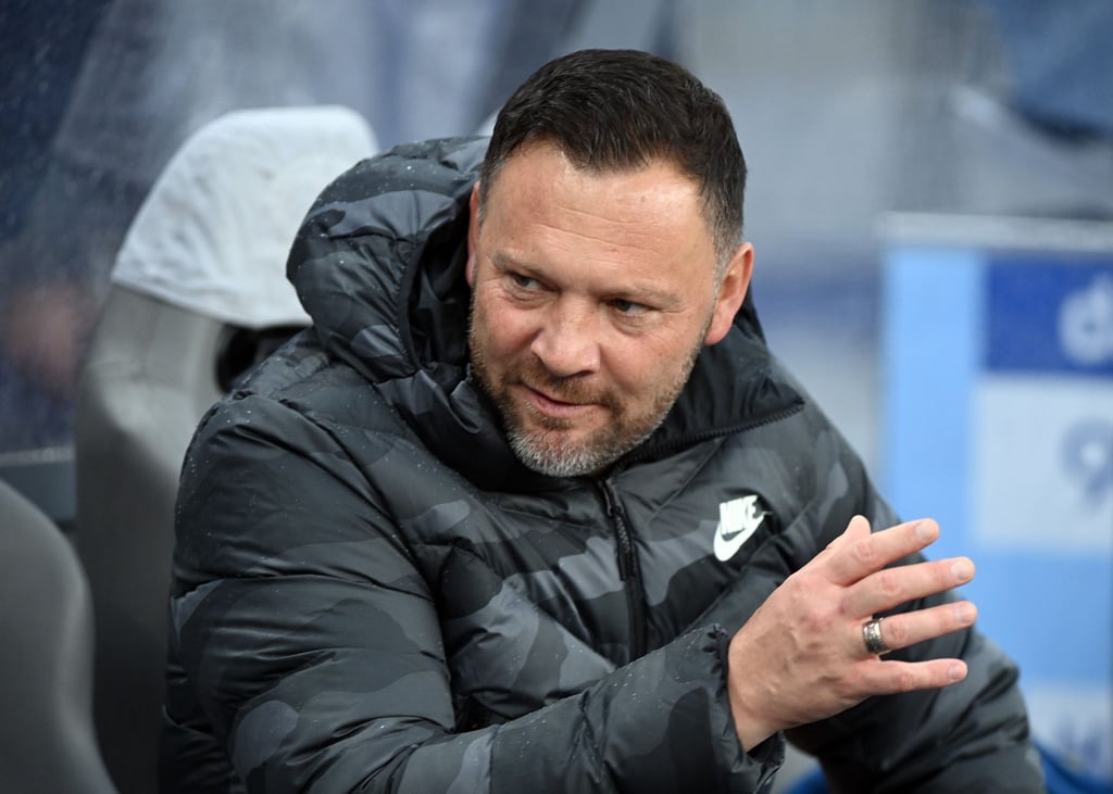 Pal Dardai unterhält sich vor Spielbeginn.