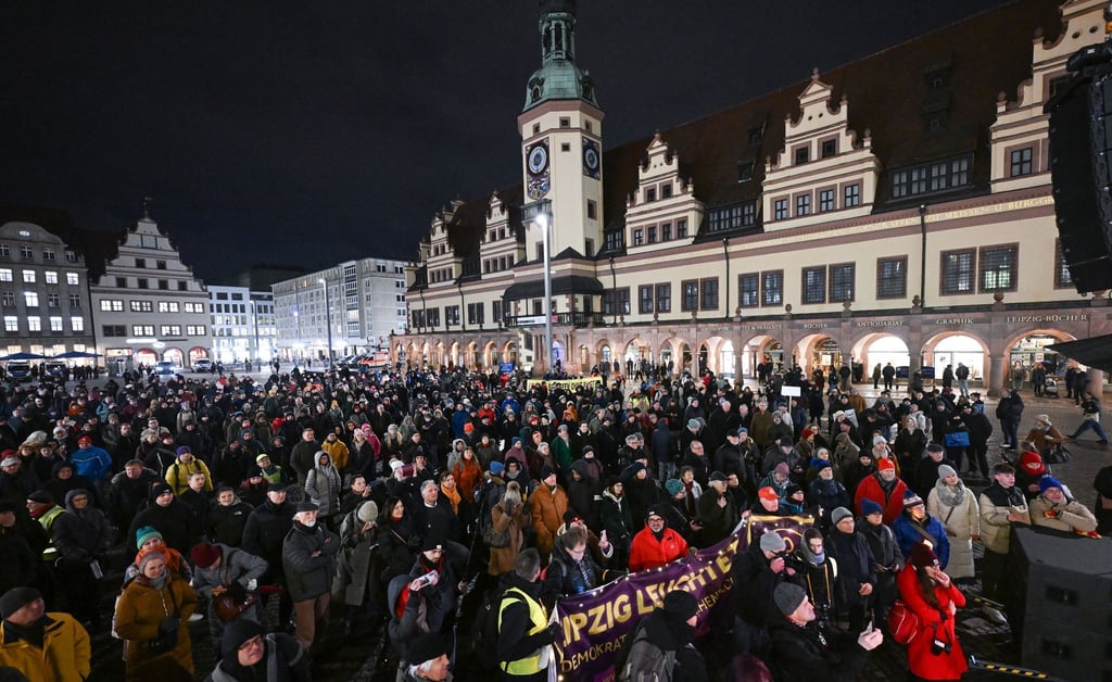 Teilnehmer der Aktion „Leipzig leuchtet für Demokratie und Menschenrechte“.