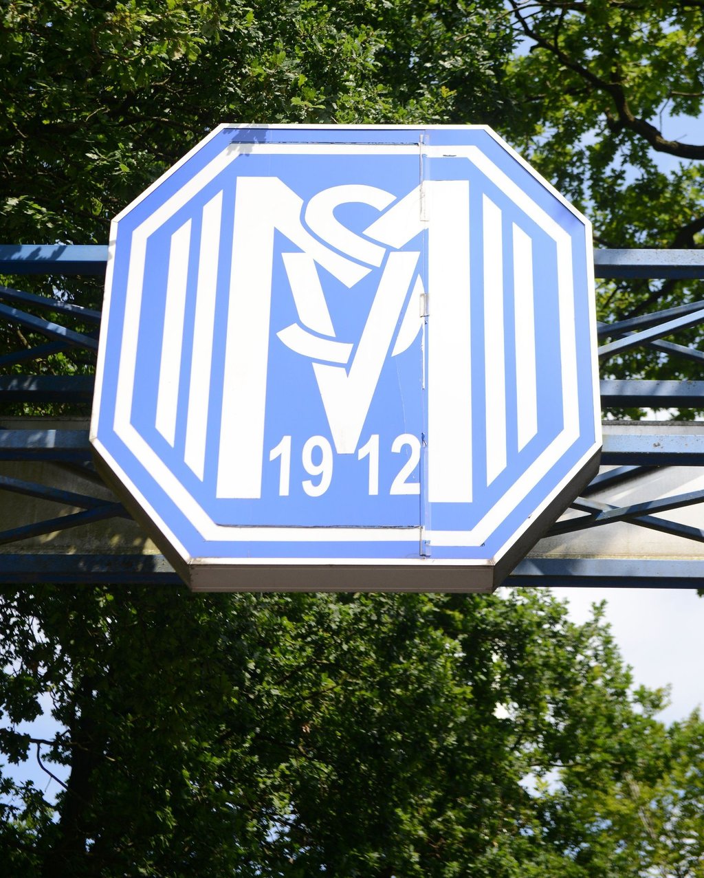 Das Logo des SV Meppen über dem Eingang zum Stadion.