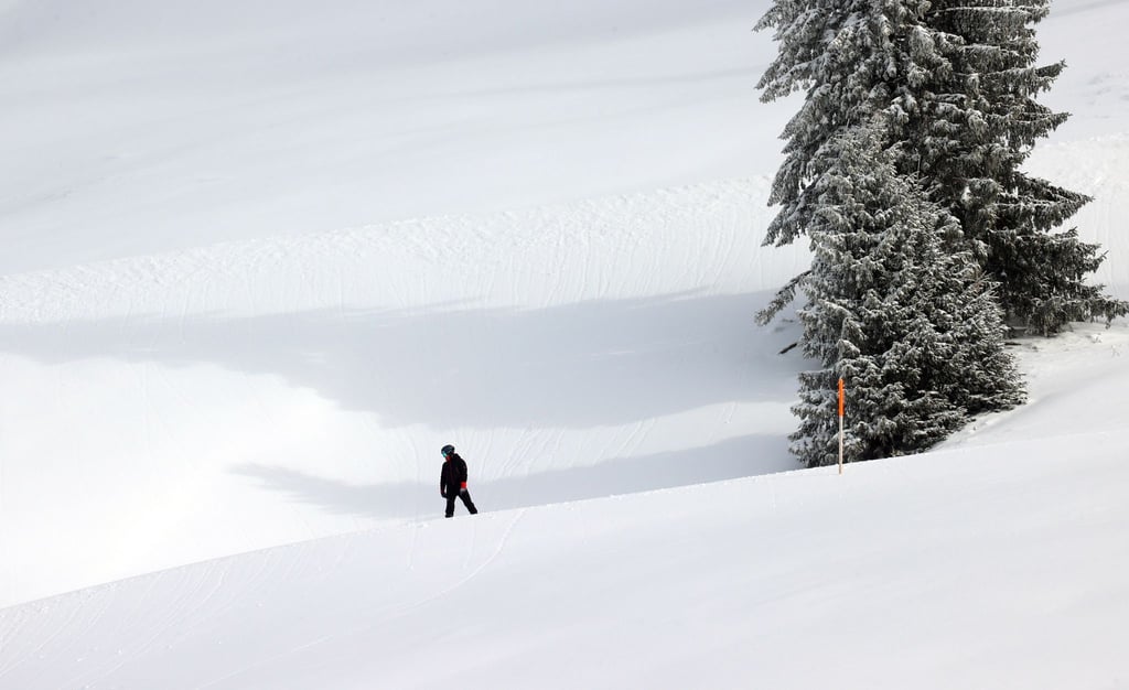 Ein Snowboarder fährt über die Piste.