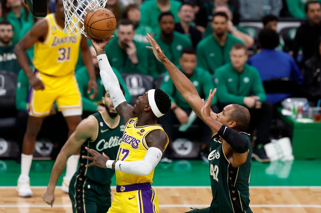 Nationalspieler Dennis Schröder (M.) verlor mit den Lakers in Boston.