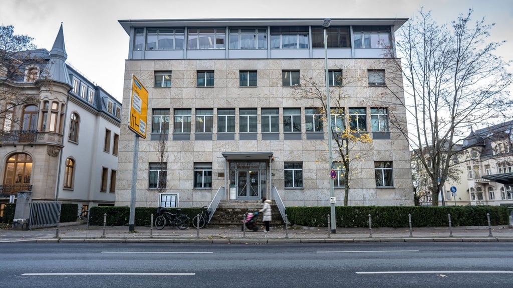 Das im Jahr 1951 fertig gestellte Gebäude in der Senckenberganlage beherbergt das Institut für Sozialforschung (IfS).