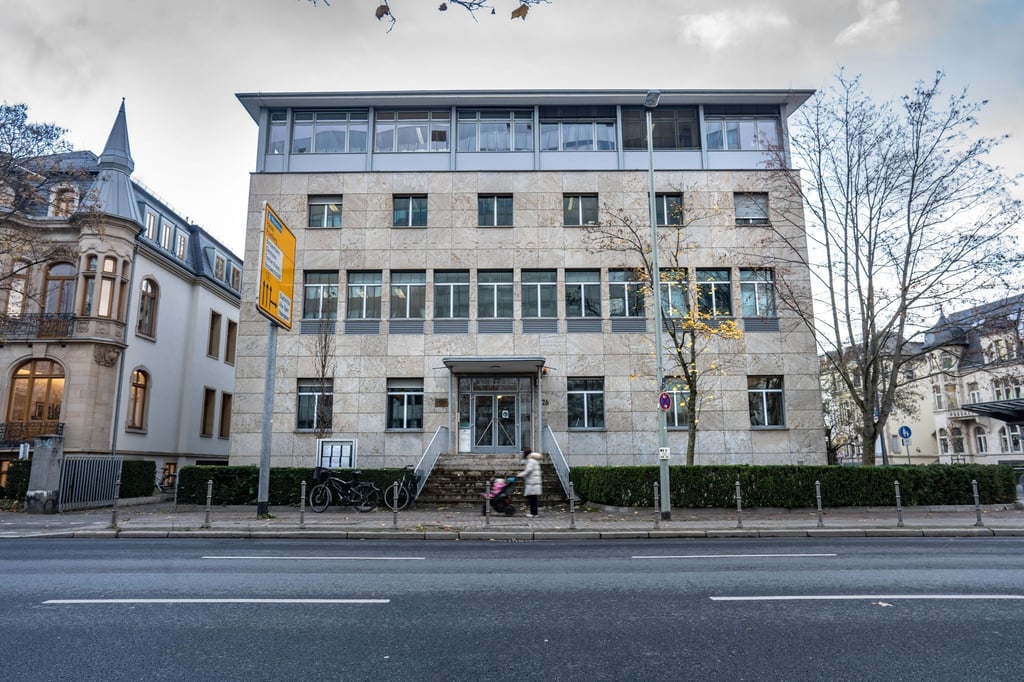 Das im Jahr 1951 fertig gestellte Gebäude in der Senckenberganlage beherbergt das Institut für Sozialforschung (IfS).