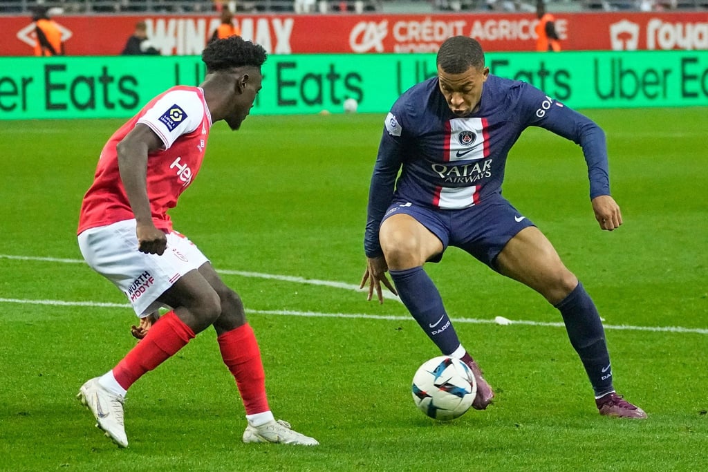 Nathanael Mbuku (l) spielt jetzt für den FC Augsburg in der Bundesliga.