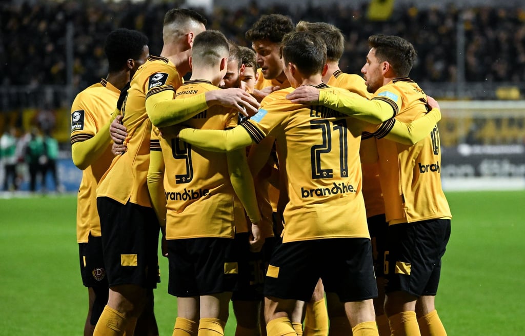 Die Spieler von Dresden feiern ein Tor.