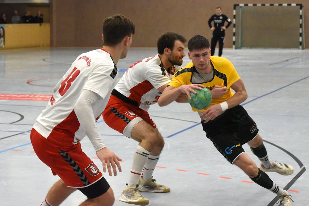 Christian Froschauer (rechts), hier im Spiel gegen Söhre, will mit Anhalt den ersten Sieg im neuen Jahr.