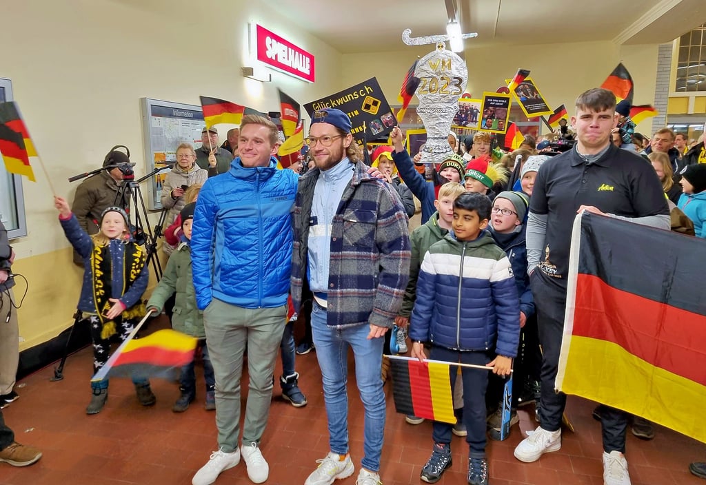Die Köthener empfangen ihre Hockey-Weltmeister Hannes Müller und Martin Zwicker (v.l.).