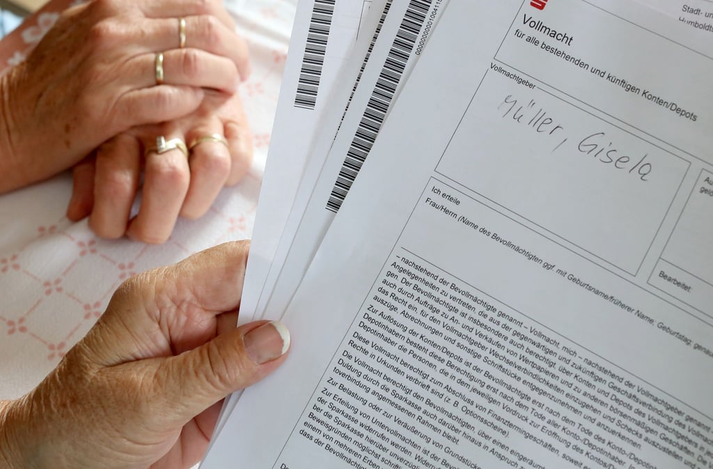 Wer sich nicht mehr um seine Bankgeschäfte kümmern kann, kann eine Bankvollmacht ausstellen.