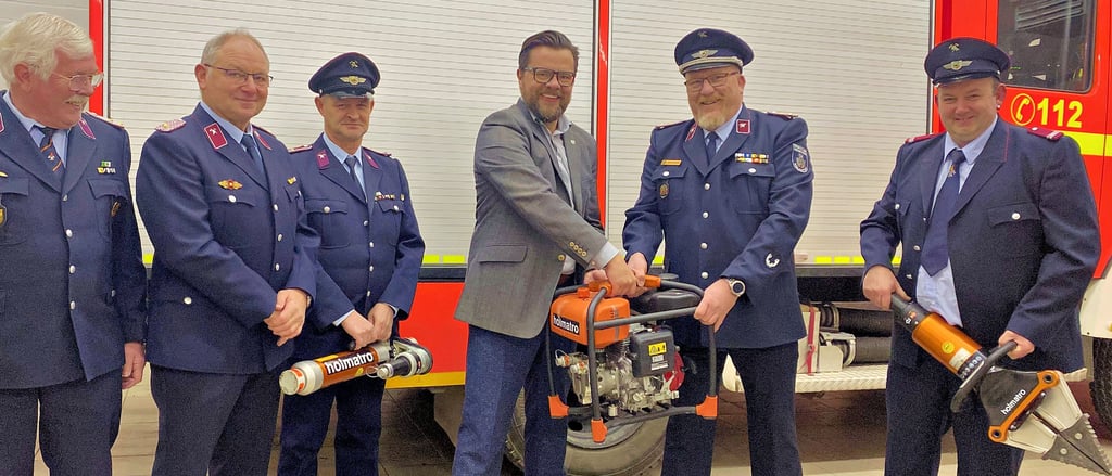 Bürgermeister Maik Berger (3. von rechts) übergibt die neuen Gerätschaften an Ortswehrleiter Volker Leimberg (2. von rechts) – außerdem dabei Henry Meinke, Gemeindewehrleiter Bodo Fuckert, Sven Kosinski und Andreas Hettmann (von links).