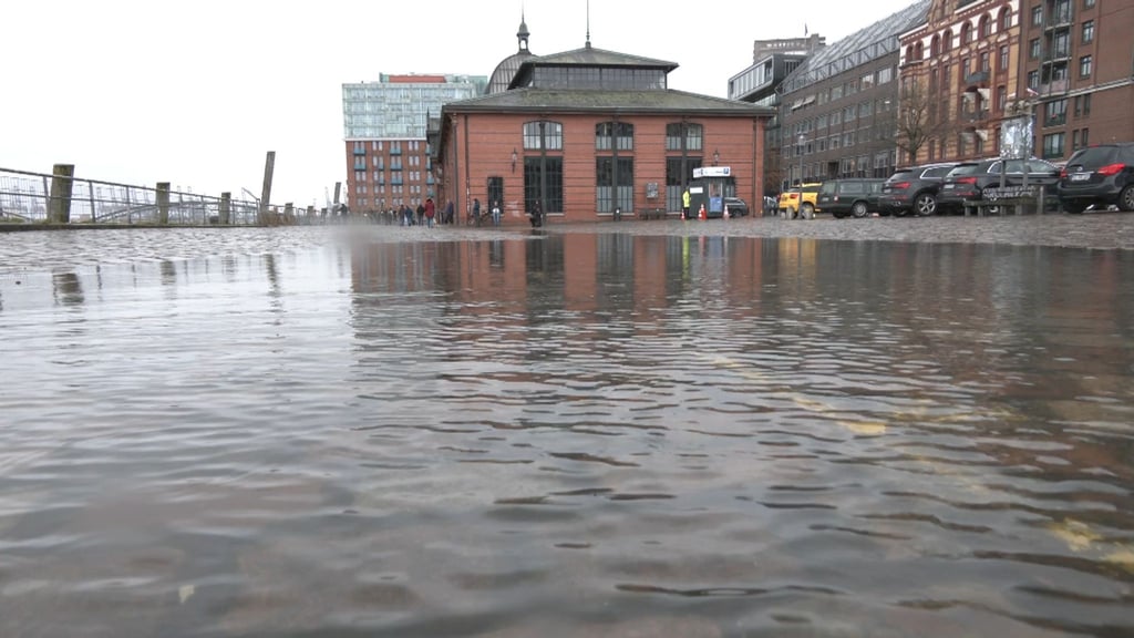 Etwas Wasser ist auf den Hamburger Fischmarkt geschwappt.