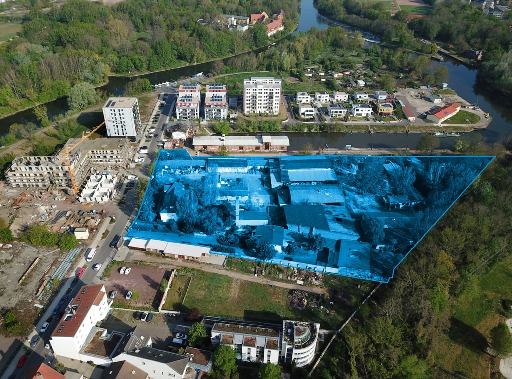 Blick auf den Sophienhafen. In blau das Plangebiet.