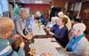 Im Hettstedter Stadtteil Molmeck werden in der Gaststätte „Alter König“ regelmäßig Kaffeerunden für Senioren veranstaltet. Die Teilnehmer tauschen Erinnerungen aus und stöbern in alten Fotoalben.