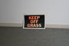 „Keep off Grass“ steht auf einem Zettel im Treppenhaus im Günter-Grass-Haus. Das Grass-Haus hat die handgeschriebenen Manuskripte zu „Grimms Wörtern“ von Literaturnobelpreisträger Günter Grass erworben.