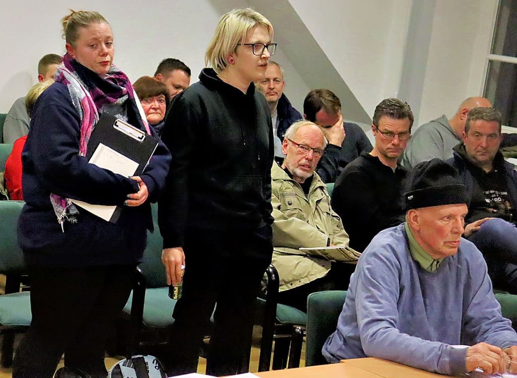 Eltern protestieren im Klötzer Stadtrat gegen die eingeschränkte Betreuung in zwei Kitas und im Klötzer Hort.