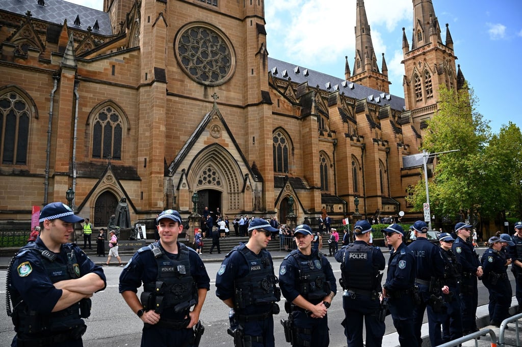Polizei vor der St. Mary's Cathedral in Sydney: Die Trauerfeier für den australischen Kardinal George Pell hat Protest hervorgerufen.
