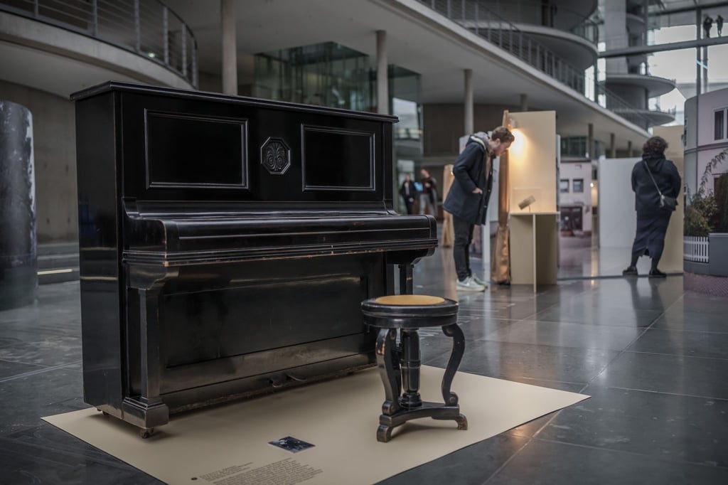 Das Klavier der Familie Margulies in der Ausstellung "Sechzehn Objekte - Siebzig Jahre Yad Vashem" im Bundestag.