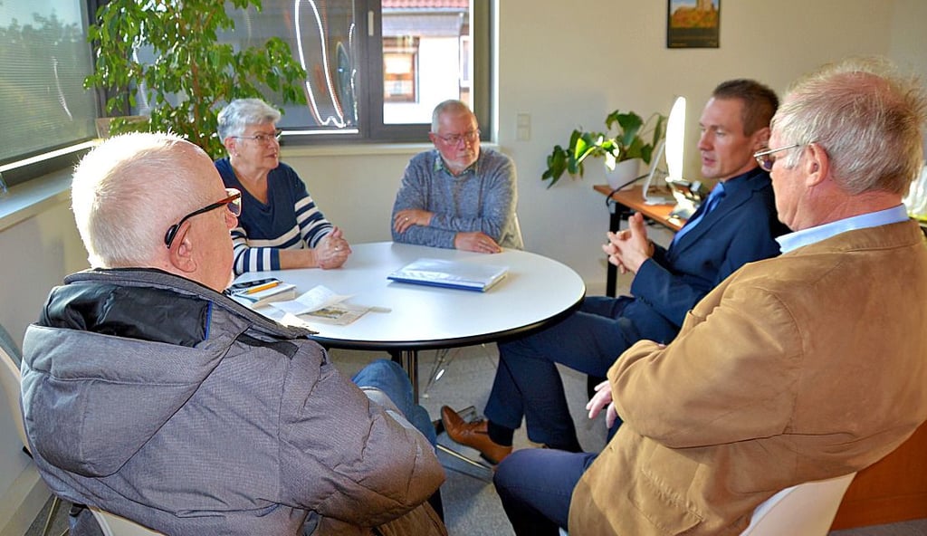 Klaus Graßhoff, Dietmar Hobohm Detlef Schmals und Gudrun Welborn (v.l.n.r.) diskutieren bei der Übergabe der Unterschriften mit Fabian Stankewitz (3.v.l.) zum Thema Radwegebau.