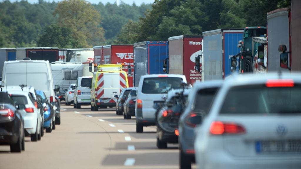 Fahrzeuge im Stau auf der A 2.