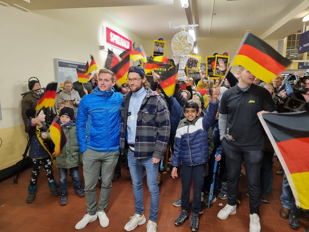Die Köthener empfangen ihre Hockey-Weltmeister Hannes Müller und Martin Zwicker (v.l.).