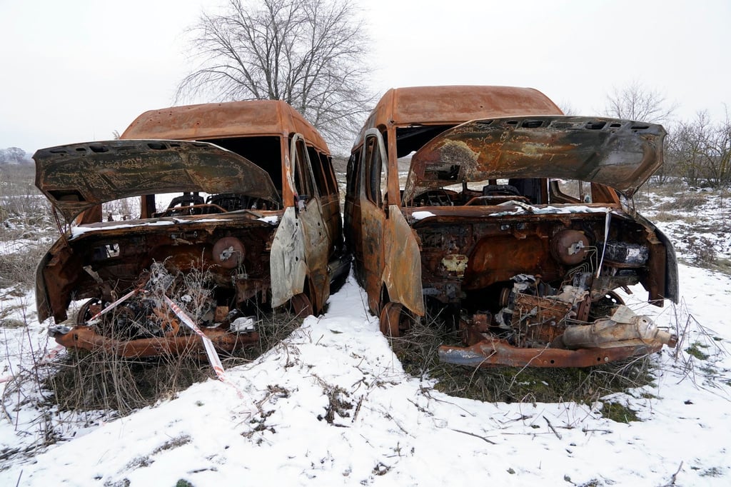 Von den russischen Streitkräften zerstörte Minivans in Borowa.