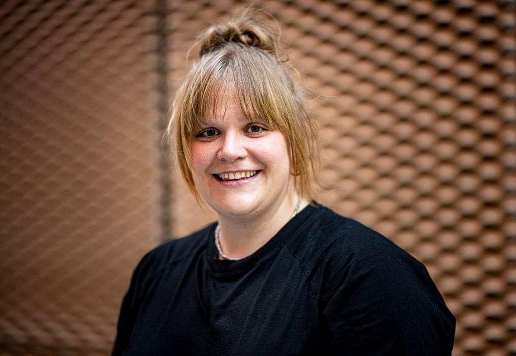 Stefanie Reinsperger stellt Fragen. Zum Beispiel: „Wieso dürfen mehrgewichtige Frauen nicht auch die Rom Coms spielen?“