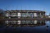 Hauptversammlung der Fußball AG des Hamburger SV. Das Volksparkstadion spiegelt sich in einer Pfütze auf dem Parkplatz vor dem Stadion.