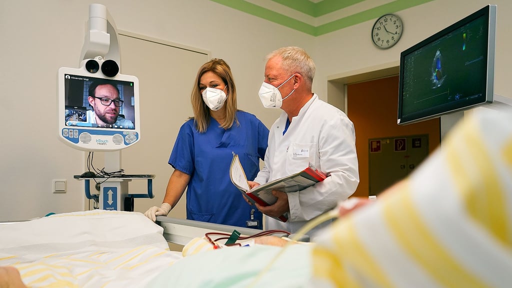 Eine telemedizinische Visite in der Uniklinik Halle. Die Finanzmittel des Maximalversorgers reichen nicht aus, um laufende Kosten zu decken.