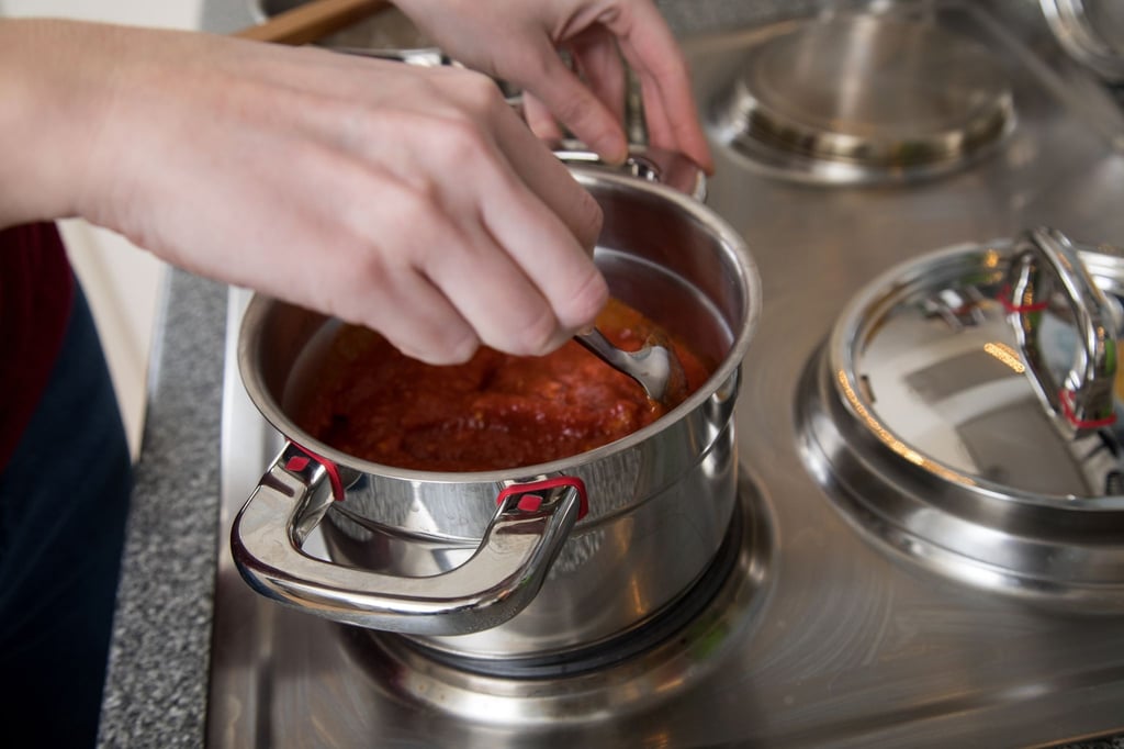 Eine Tomatensoße muss nicht bis zum Ende auf einer voll geheizten Platte kochen. Dreht man sie ab, wird auch die Restwärme noch weitergegeben.