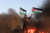 Ein Demonstrant in Gaza mit palästinensischen Fahnen (Archivbild).