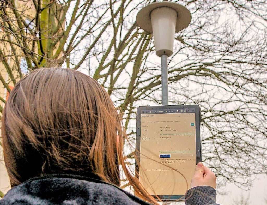 Per Handy oder Tablet lassen sich beispielsweise defekte Straßenlaternen sofort an den Bürgermelder melden - sogar Fotos können angehängt werden.