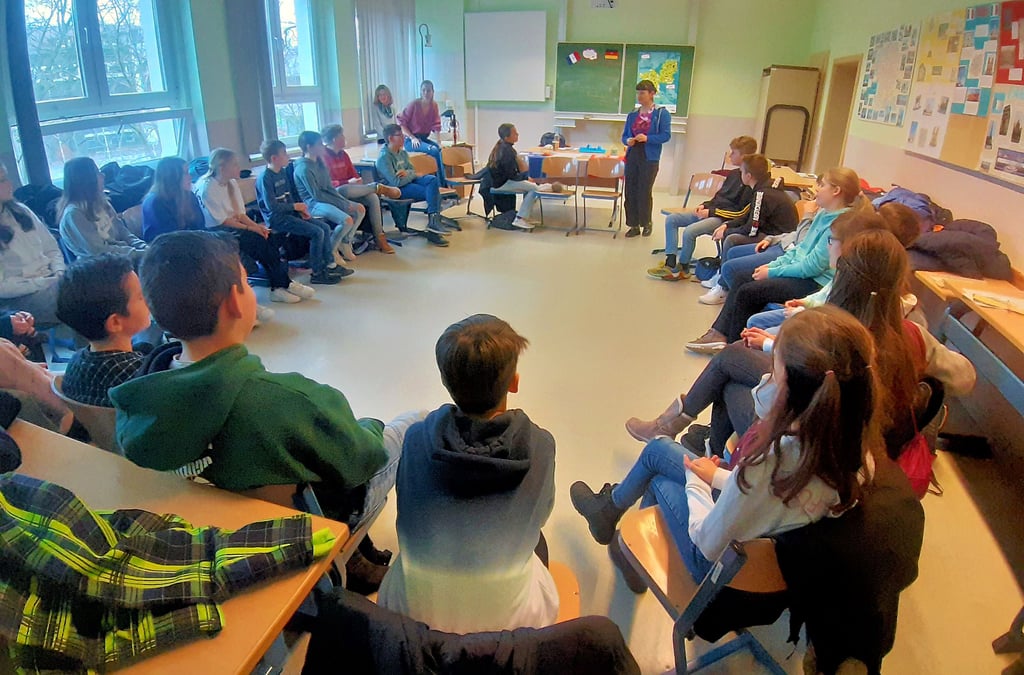 Die 6. Klassen des Europagymnasiums in Bitterfeld haben mit Laurie Virtel eine französische Studentin zu Gast.
