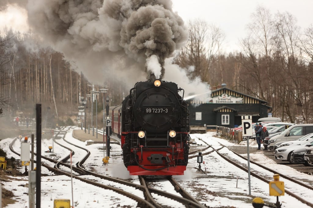 Eine Dampflok der Harzer Schmalspurbahnen (HSB) startet in Schierke vom Bahnhof zum Brocken.
