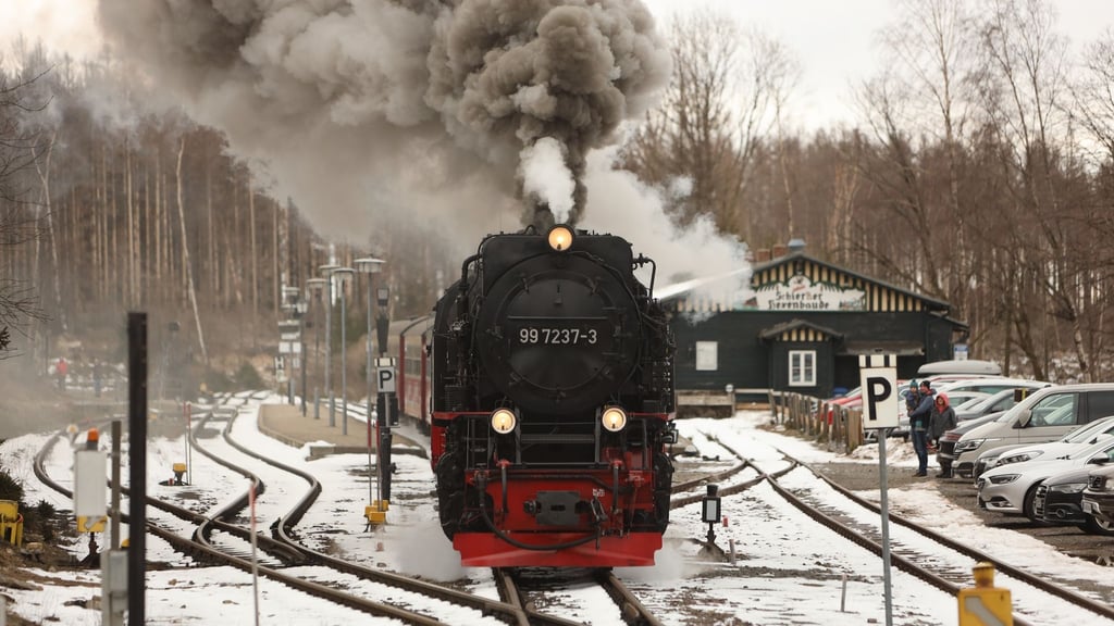 Eine Dampflok der Harzer Schmalspurbahnen (HSB) startet in Schierke vom Bahnhof zum Brocken.