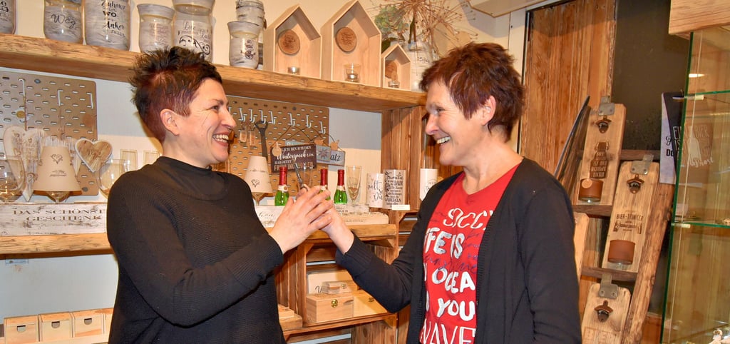 Schlüsselübergabe von Mechtild Beikirch (rechts) an ihre Tochter Alexandra Golze in der Egelner Schmucktruhe, dem ältesten Geschäft in der Stadt.