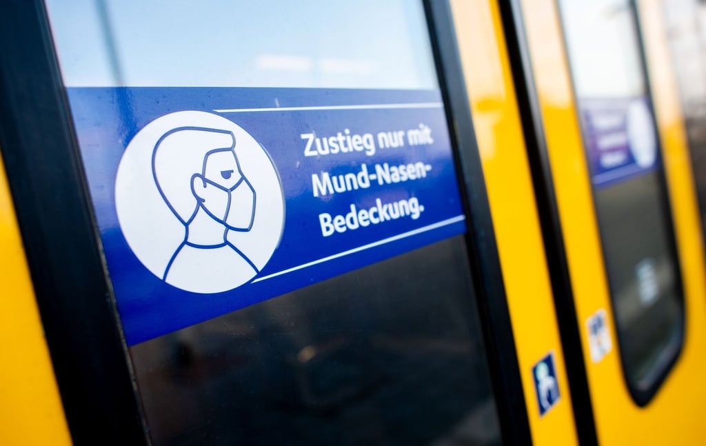 Die Maskenpflicht wurde im Zuge der Corona-Pandemie im Frühjahr 2020 in öffentlichen Verkehrsmitteln eingeführt.