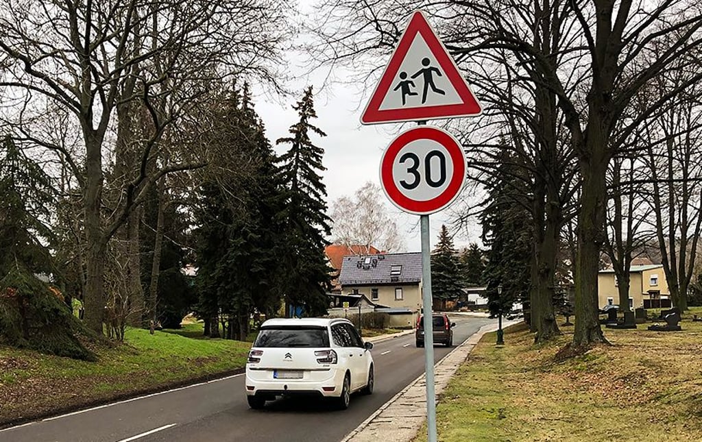 Tempo 30 gilt am Orteingang Webau Höhe Friedhof. Daran halten sich aber nur wenige Autofahrer.