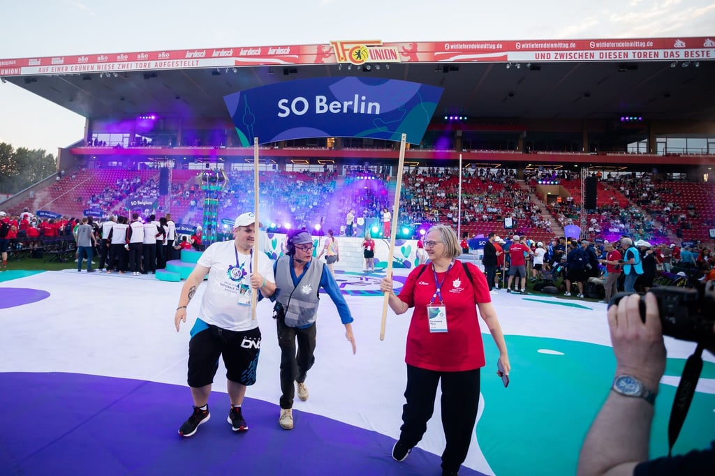 Die Schildträger von Berlin bei der Eröffnungsfeier im Stadion „An der Alten Försterei“.