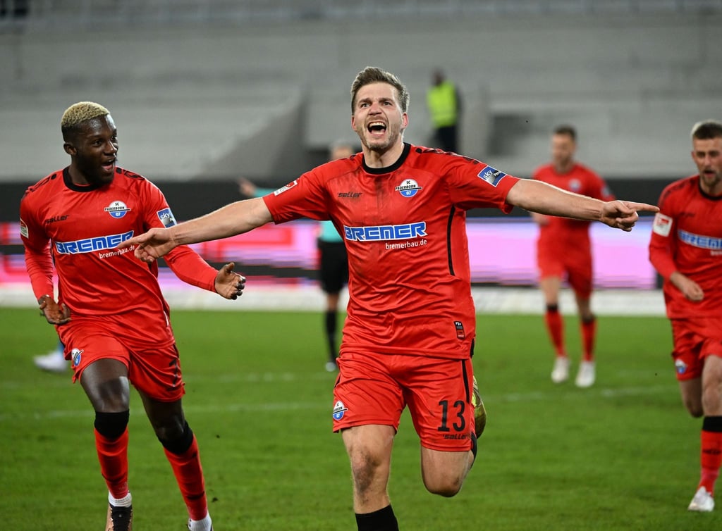 Der Paderborner Robert Leipertz bejubelt seinen Siegtreffer gegen den Karlsruher SC.